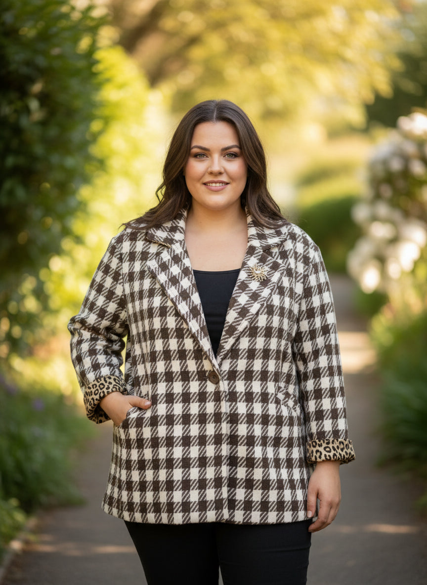 veste avec sa broche